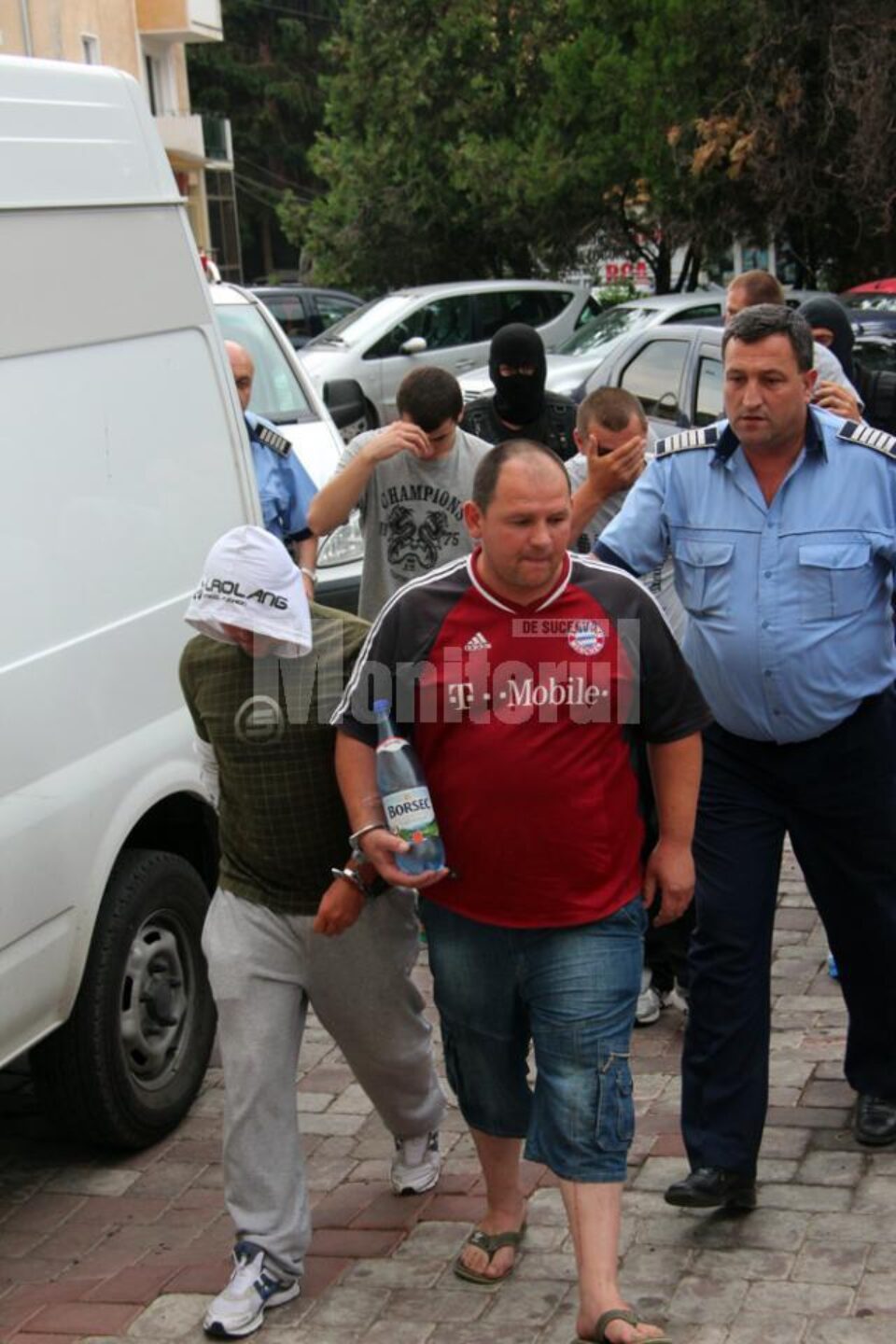Cinci români și un ucrainean au fost arestați ieri de Tribunalul Suceava în ultimul dosar privind traficul de țigări