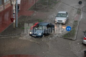 Apa a atins chiar și 20-30 de centimetri adâncime în anumite locuri