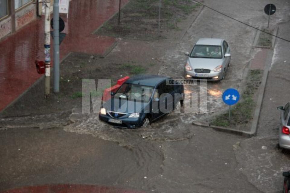 Apa a atins chiar și 20-30 de centimetri adâncime în anumite locuri