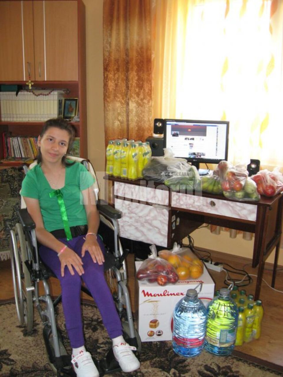 Carrefour Suceava i-a oferit Oanei, fetița țintuită într-un scaun cu rotile, fructe, legume, sucuri, apă și o mașină de făcut pâine