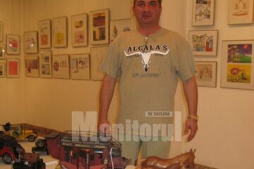 aniel Prigoana și câteva din mini mașinile sale de colecție