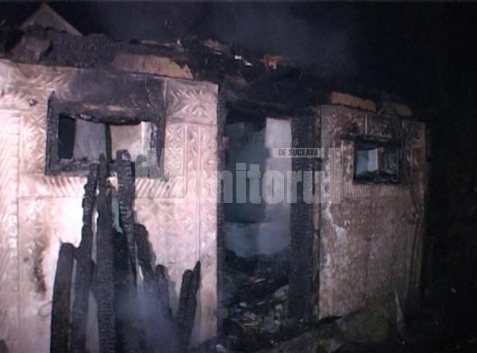 Un incendiu foarte puternic a izbucnit joi noapte la Salcea