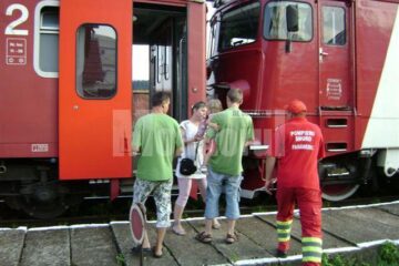 Trenuri blocate de zeci de copaci rupți, din cauza unei furtuni violente