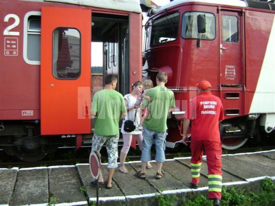 Trenuri blocate de zeci de copaci rupți, din cauza unei furtuni violente