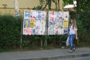 Două panouri electorale au fost uitate în cartierul Obcini