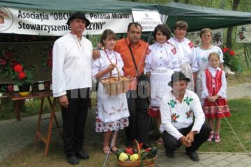 Membrii Asociației Obcinile din Poiana Micului, împreună cu primarul din Mănăstirea Humorului