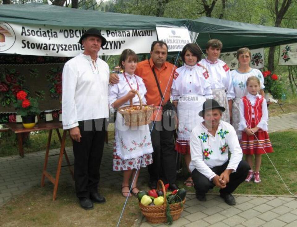 Membrii Asociației Obcinile din Poiana Micului, împreună cu primarul din Mănăstirea Humorului