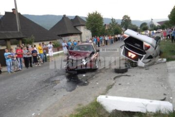 După impactul cu VW-ul Golf, Mercedesul s-a răsturnat în afara drumului