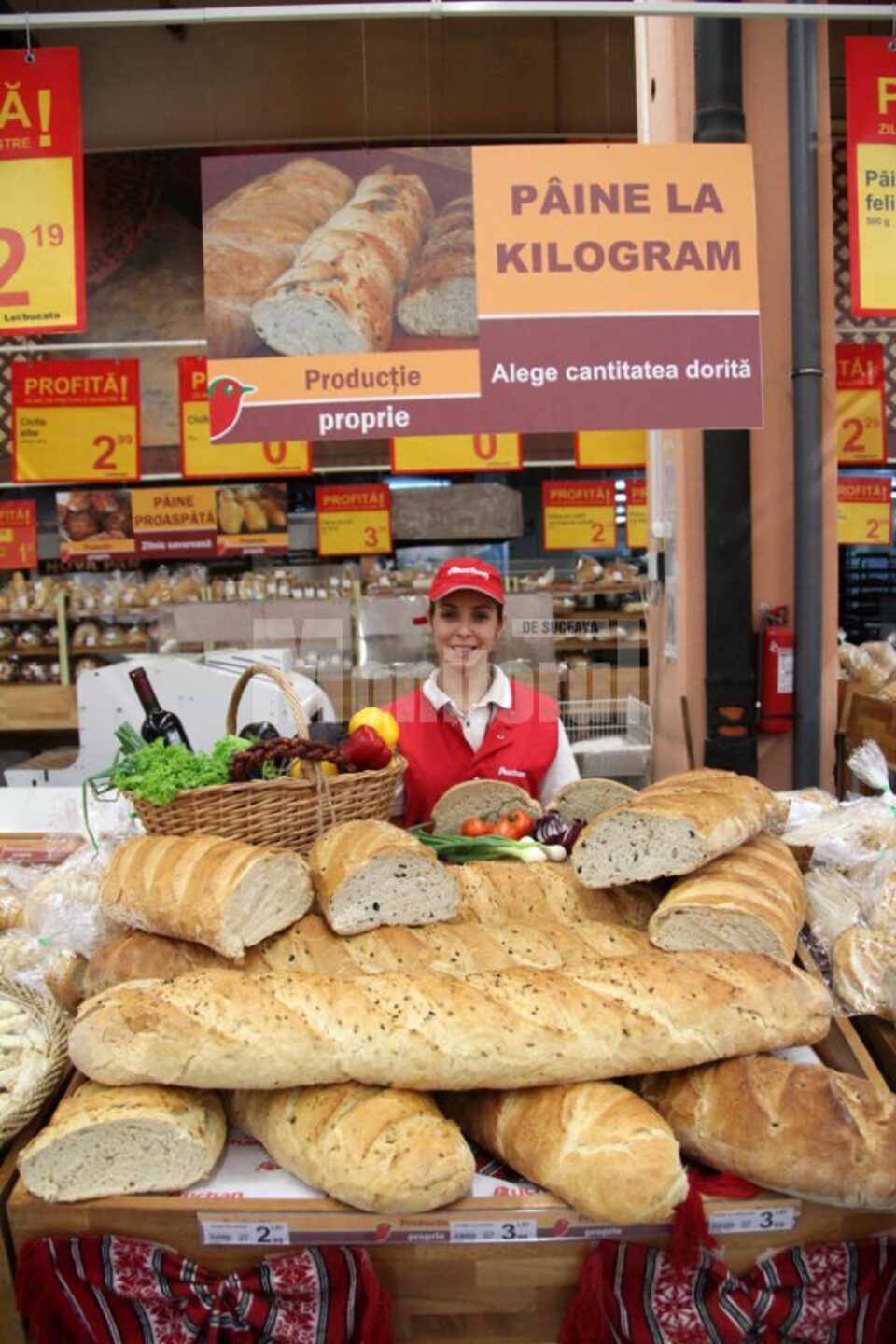 Pâine pe vatră la metru, la Auchan Suceava