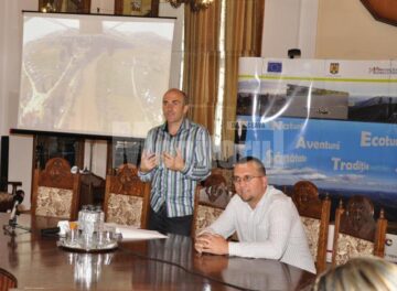 Petrică Ariciuc și Cristi Săsărman, prezentând proiectul „Promovarea produsului turistic Țara Dornelor”