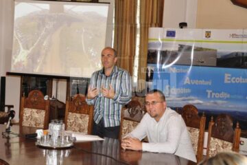 Petrică Ariciuc și Cristi Săsărman, prezentând proiectul „Promovarea produsului turistic Țara Dornelor”