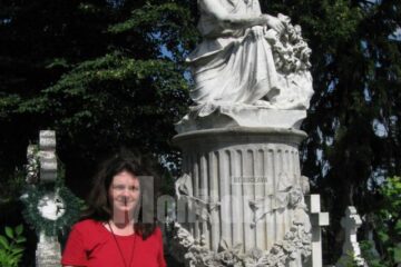 Nicole Rieskamp în cimitirul Pacea de la Suceava