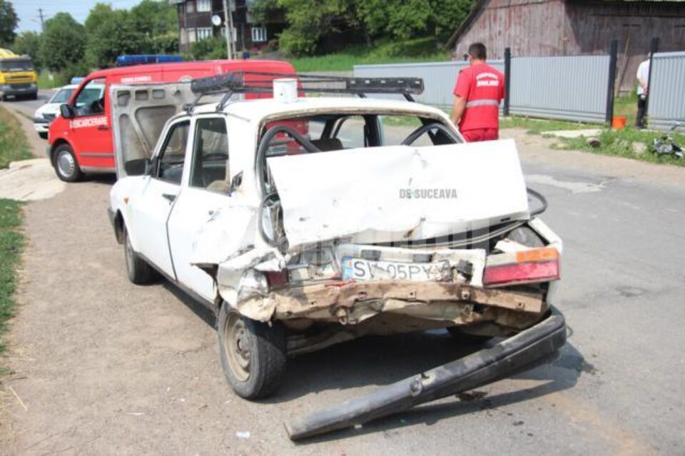 Femeia care a decedat la spital se afla, în momentul impactului, pe bancheta din spate a autoturismului Dacia Femeia care a decedat la spital se afla, în momentul impactului, pe bancheta din spate a autoturismului Dacia