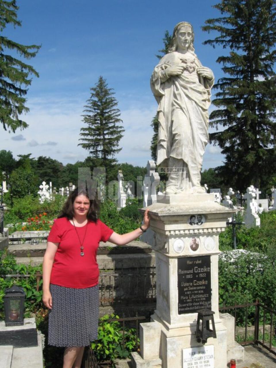 Nicole Rieskamp în cimitirul Pacea de la Suceava