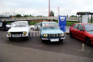 Dacia 1300 a lui Dănuț Crainiciuc, alături de mașina Renault 12 restaurată de sucevean