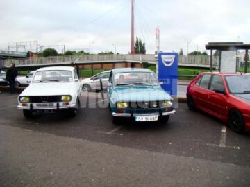 Dacia 1300 a lui Dănuț Crainiciuc, alături de mașina Renault 12 restaurată de sucevean