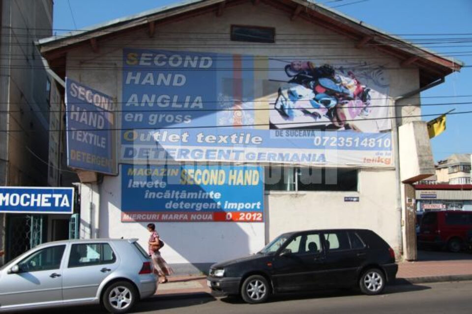 Reclama unui magazin de haine second hand din centrul Sucevei
