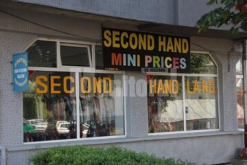 Hainele second hand se vând în spații impresionante