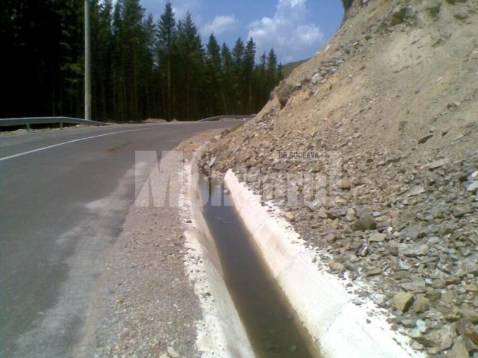 Rocile și pământul căzut de pe versanți s-au prăbușit în rigolele de scurgere