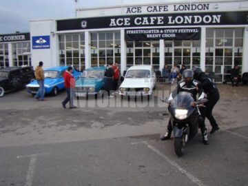 La cafeneaua unde se întâlnesc pasionații de automobile clasice din Londra