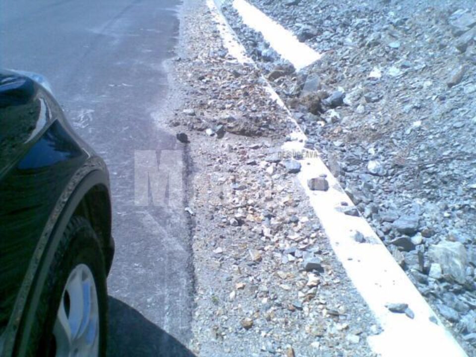 Rocile și pământul căzut de pe versanți s-au prăbușit în rigolele de scurgere