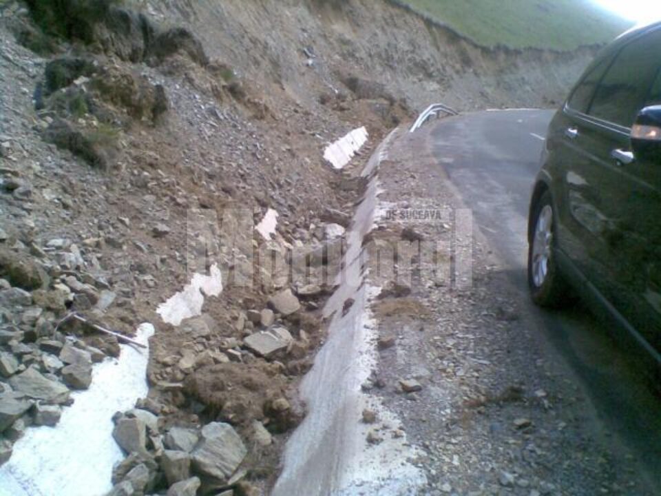 Rocile și pământul căzut de pe versanți s-au prăbușit în rigolele de scurgere