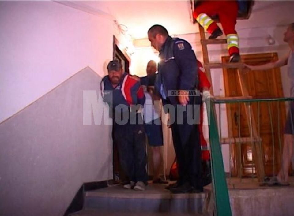 Bărbatul a fost imobilizat și coborât la loc sigur