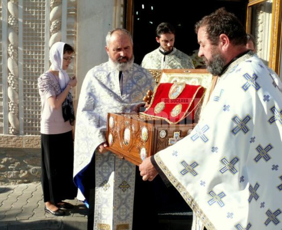 Moaștele au fost așezate într-un spațiu special amenajat, pentru închinare