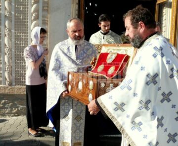 Moaștele au fost așezate într-un spațiu special amenajat, pentru închinare