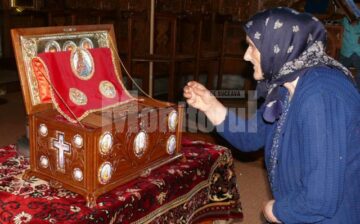 Moaștele Sfântului Andrei Criteanul de la Mitilini au ajuns aseară la Biserica Sf. Ilie din Fălticeni