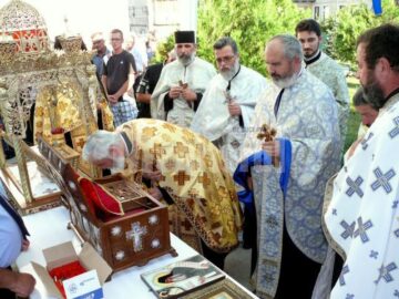 Moaștele au fost așezate într-un spațiu special amenajat, pentru închinare