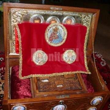 Moaștele Sfântului Andrei Criteanul de la Mitilini au ajuns aseară la Biserica Sf. Ilie din Fălticeni