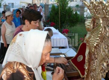 Moaștele Sfântului Andrei Criteanul de la Mitilini au ajuns aseară la Biserica Sf. Ilie din Fălticeni