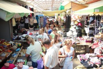 Înghesuială pe aleile Bazarului