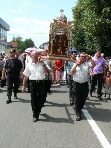 Raclele cu Sfintele Moaște ale Sfântului Andrei Criteanul de la Mitilini și ale Sfinților Epictet și Astion, purtate pe străzile Fălticeniului