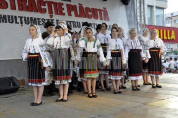 Festivalul Național „Șezătoarea copiilor” a reunit la Fălticeni 300 de copii din cinci județe