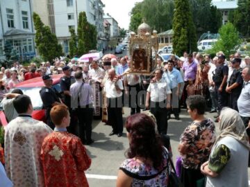 Raclele cu Sfintele Moaște ale Sfântului Andrei Criteanul de la Mitilini și ale Sfinților Epictet și Astion, purtate pe străzile Fălticeniului