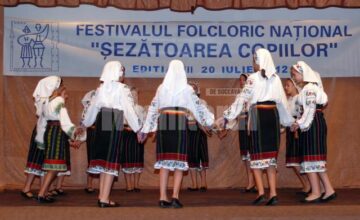 Festivalul Național „Șezătoarea copiilor” a reunit la Fălticeni 300 de copii din cinci județe