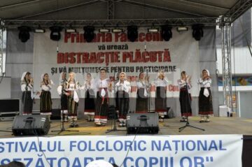 Festivalul Național „Șezătoarea copiilor” a reunit la Fălticeni 300 de copii din cinci județe