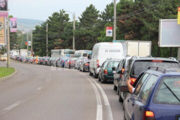 Cozi imense de mașini pe Calea Unirii, spre Bazar