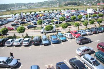 Parcarea de la Iulius Mall aglomerată încă de dimineață