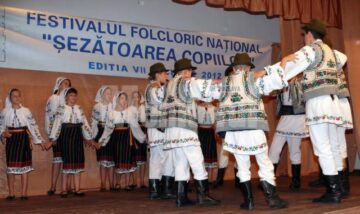 Festivalul Național „Șezătoarea copiilor” a reunit la Fălticeni 300 de copii din cinci județe