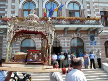 Raclele cu Sfintele Moaște ale Sfântului Andrei Criteanul de la Mitilini și ale Sfinților Epictet și Astion, purtate pe străzile Fălticeniului