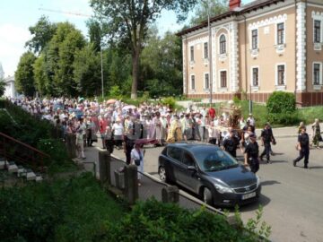 Raclele cu Sfintele Moaște ale Sfântului Andrei Criteanul de la Mitilini și ale Sfinților Epictet și Astion, purtate pe străzile Fălticeniului