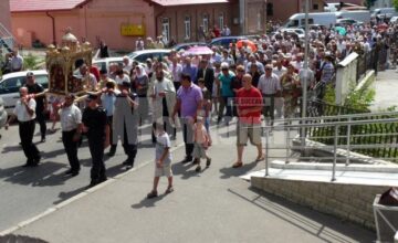 Raclele cu Sfintele Moaște ale Sfântului Andrei Criteanul de la Mitilini și ale Sfinților Epictet și Astion, purtate pe străzile Fălticeniului