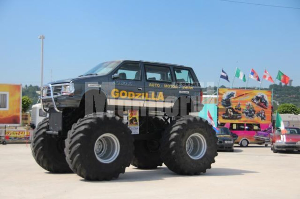 Godzilla e un Crysler modificat