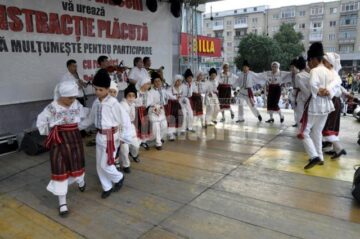 Festivalul Național „Șezătoarea copiilor” a reunit la Fălticeni 300 de copii din cinci județe