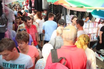 Înghesuială pe aleile Bazarului