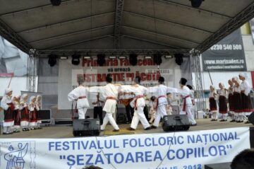 Festivalul Național „Șezătoarea copiilor” a reunit la Fălticeni 300 de copii din cinci județe