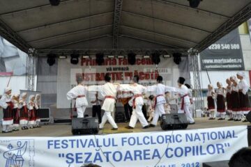 Festivalul Național „Șezătoarea copiilor” a reunit la Fălticeni 300 de copii din cinci județe